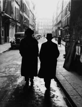 Paris 1935, two men in the jewish quarter. Image by photographer Fred Stein (1909-1967) who emigrated 1933 from Nazi Germany to France and finally to the USA. 1935. Credit: Album / picture alliance / Fred Stein